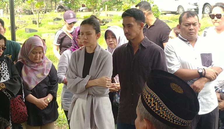 Tangis Michelle Joan Pecah Saat Pemakaman Ibunya: Mama Udah Tenang