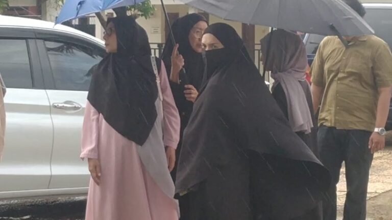 Irish Bella Menyampaikan Penghormatan Terakhir pada Ayah Mertuanya