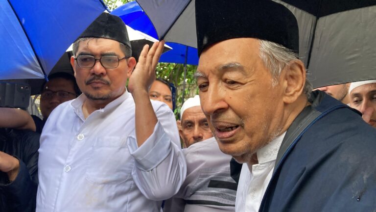 Suami Najwa Shihab, Ibrahim Sjarief Assegaf Dimakamkan di Tengah Hujan Deras, Quraish Shihab Sebut Tanda Rahmat Allah