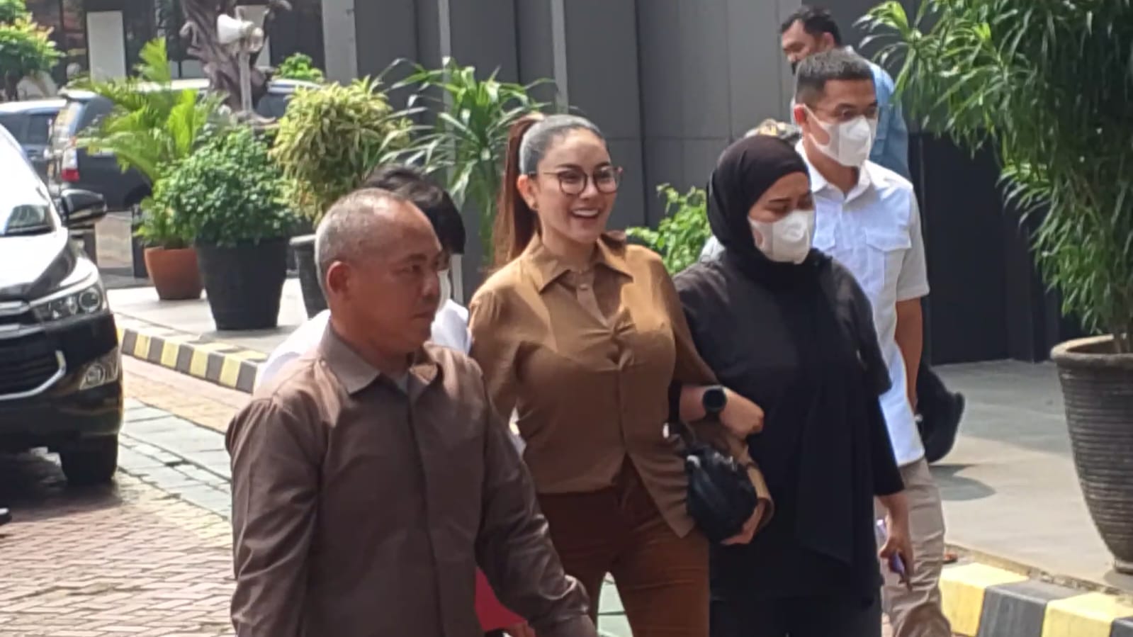 Diserahkan Ke Kejari Jakarta Selatan, Nikita Mirzani Resmi Ditahan di Rutan Pondok Bambu