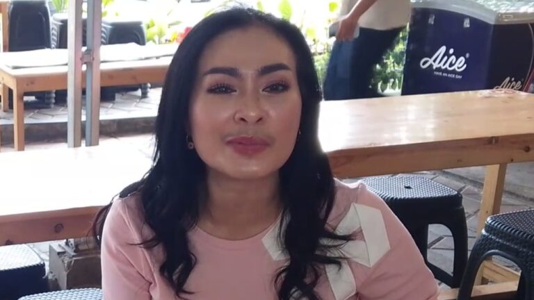 Iis Dahlia Ceritakan Detik-detik Haru Menemani Mpok Alpa Sebelum Meninggal