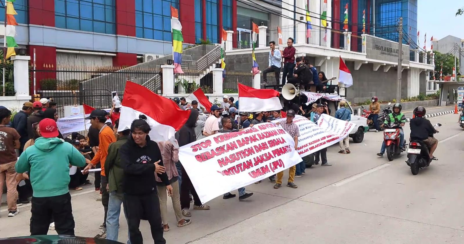 Demo Dukungan Warnai Sidang Putusan Razman Nasution di PN Jakarta Utara