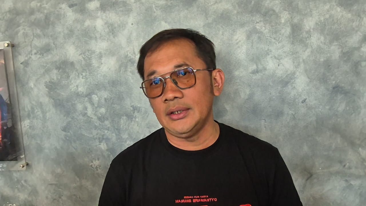 Kisah Kelam Hanung Bramantyo: Mobil Dipecah Massa hingga Dilarang Zaskia Bikin Film “Aneh-Aneh”