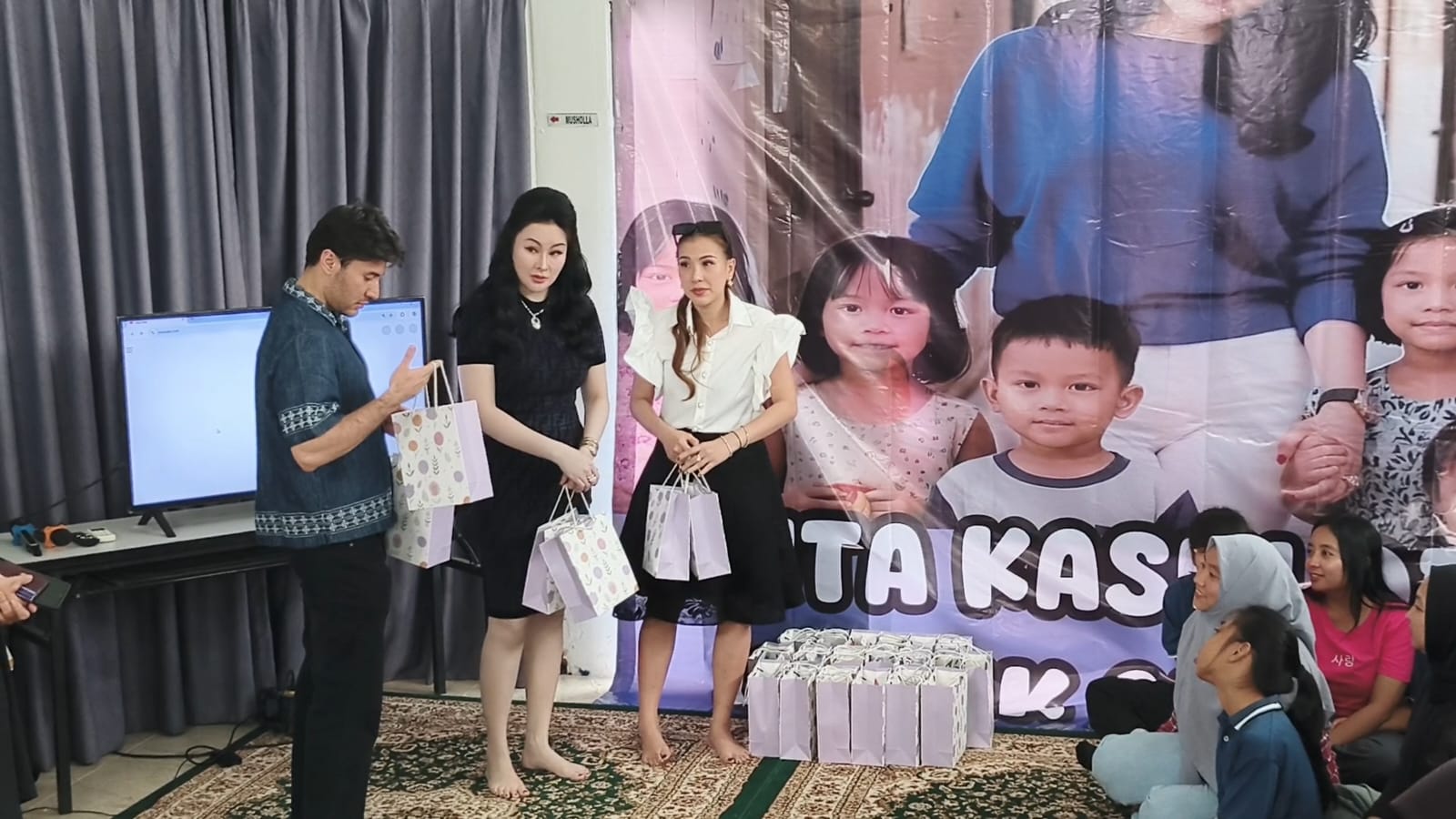 Akhiri 2025 dengan Berbagi, Angela Tee dan Bara Valentino Hadirkan Senyum di Yayasan Sayap Ibu